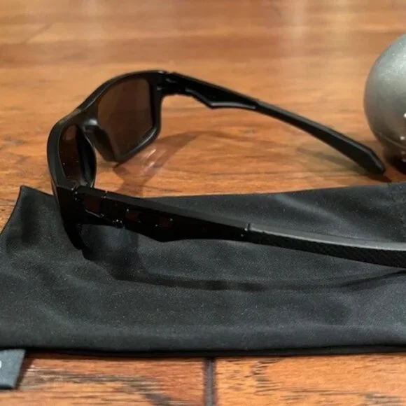 NWOT Polarized Oakley Sunglasses With Silver Oakley Hard Case - Picture 2 of 4